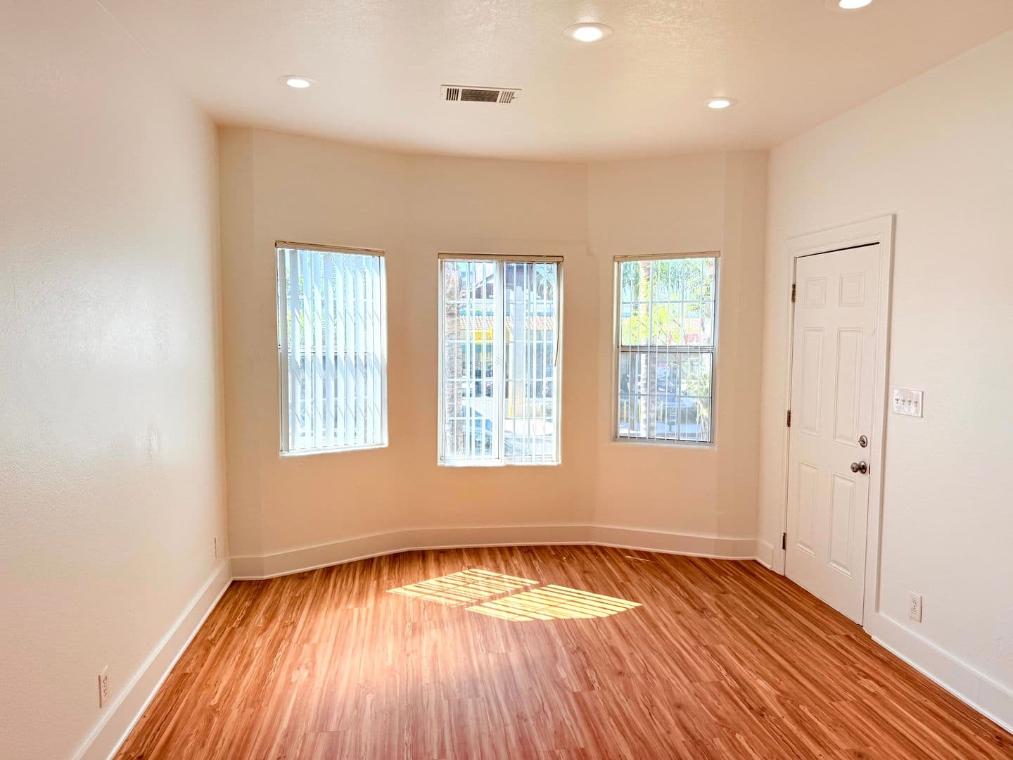 Los Angeles Apartment: 1870 & 1872 Daly Street