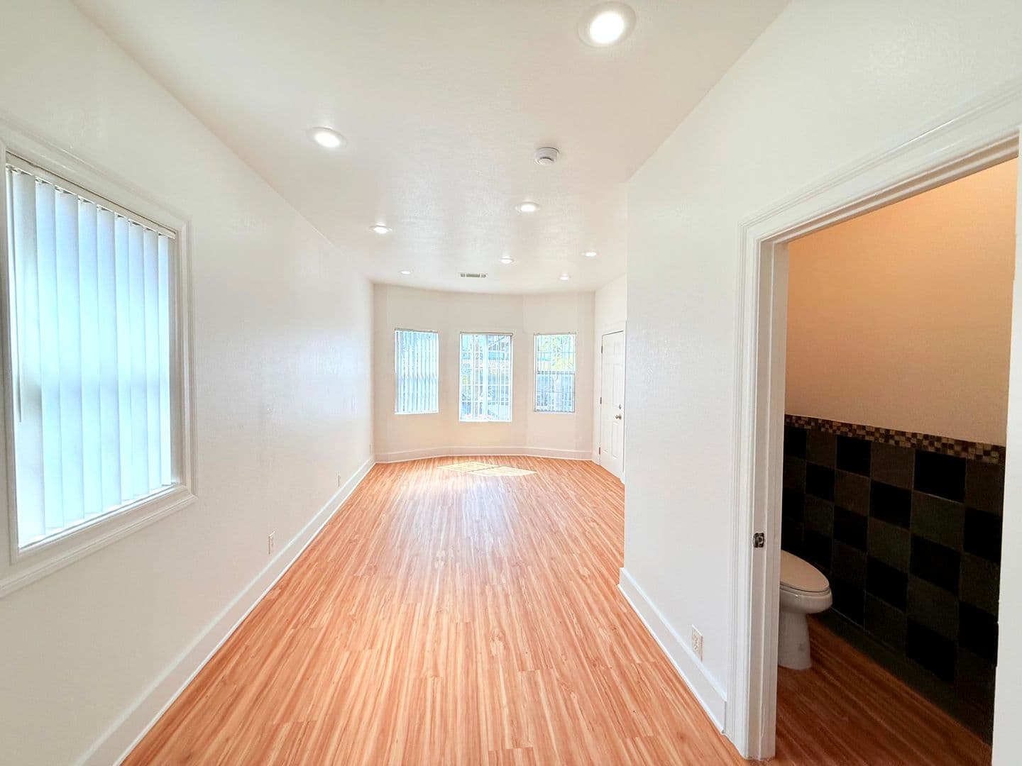 Los Angeles Apartment: 1870 & 1872 Daly Street