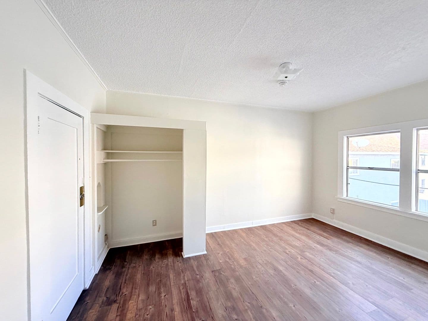 Los Angeles Apartment: 1614 N. Kenmore Avenue