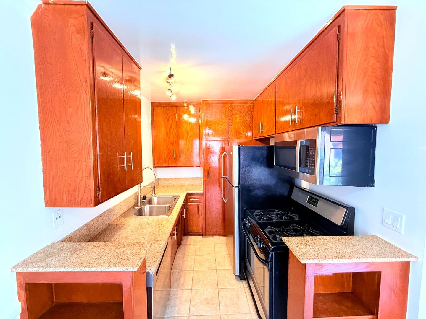 Los Angeles Apartment: 5618 Harold Way