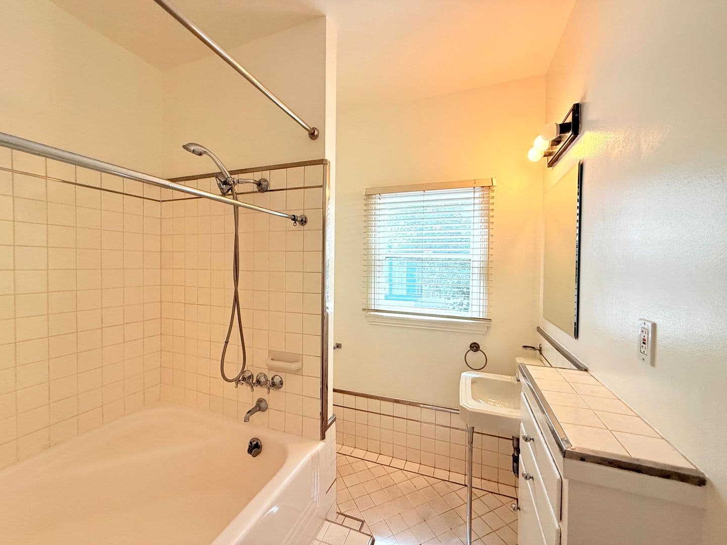 Los Angeles Apartment: 7660 Hollywood Boulevard