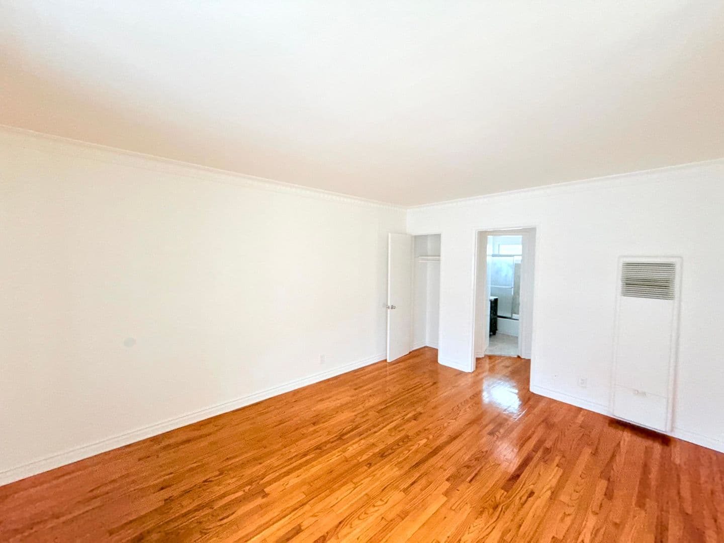 Los Angeles Apartment: 6543 La Mirada Avenue
