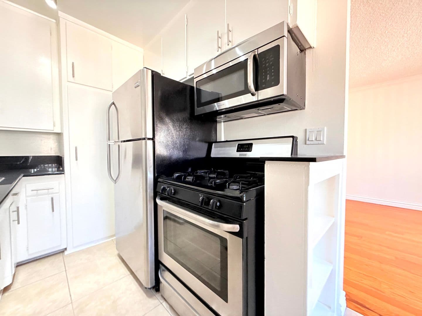 Los Angeles Apartment: 5618 Harold Way