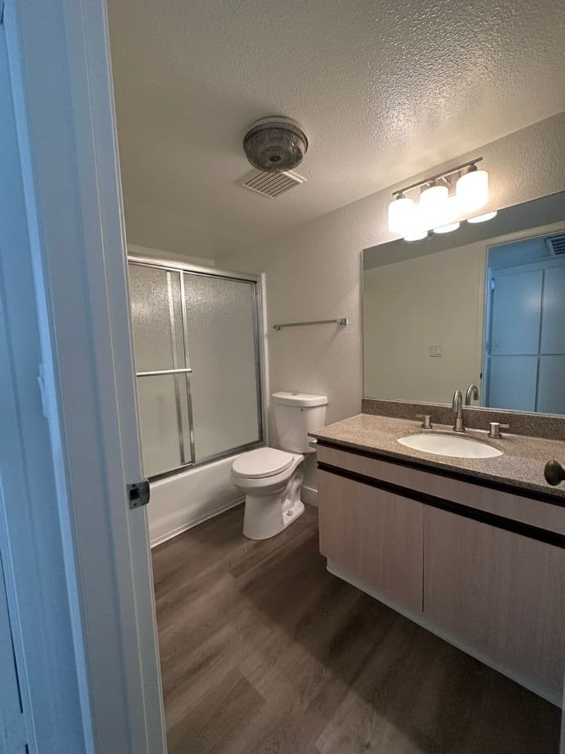 Sherman Oaks Apartment: 4513 Woodman Avenue