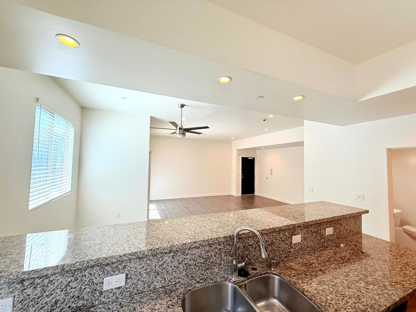 Van Nuys Apartment: 6428 Woodley Avenue