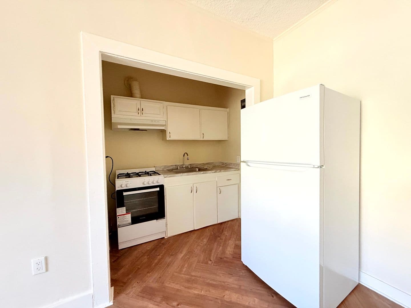 Los Angeles Apartment: 1614 N. Kenmore Avenue