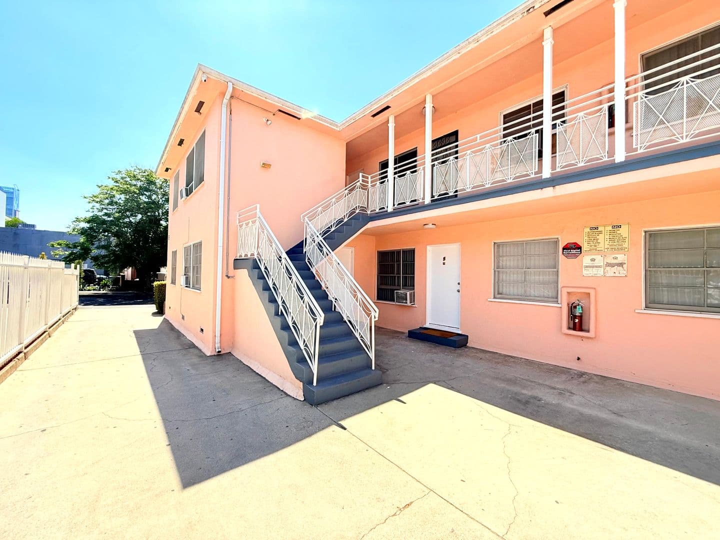 Los Angeles Apartment: 1415 Hudson Avenue