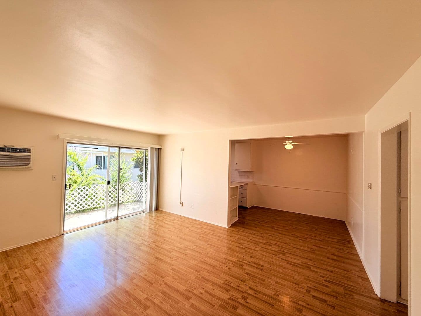 Van Nuys Apartment: 5748 Hazeltine Ave.