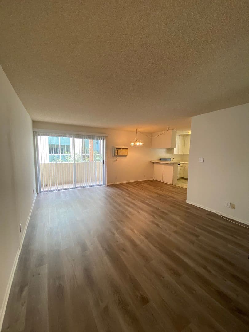 Los Angeles Apartment: 10558 Eastborne Avenue