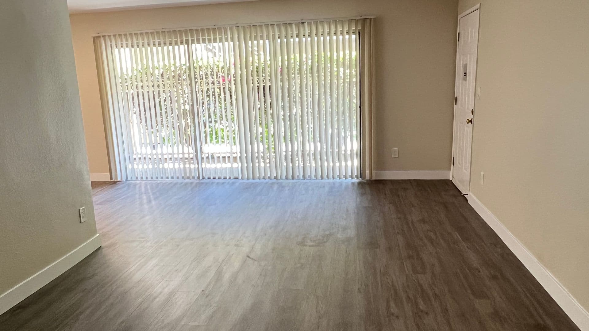 Northridge Apartment: 9600 Reseda Blvd