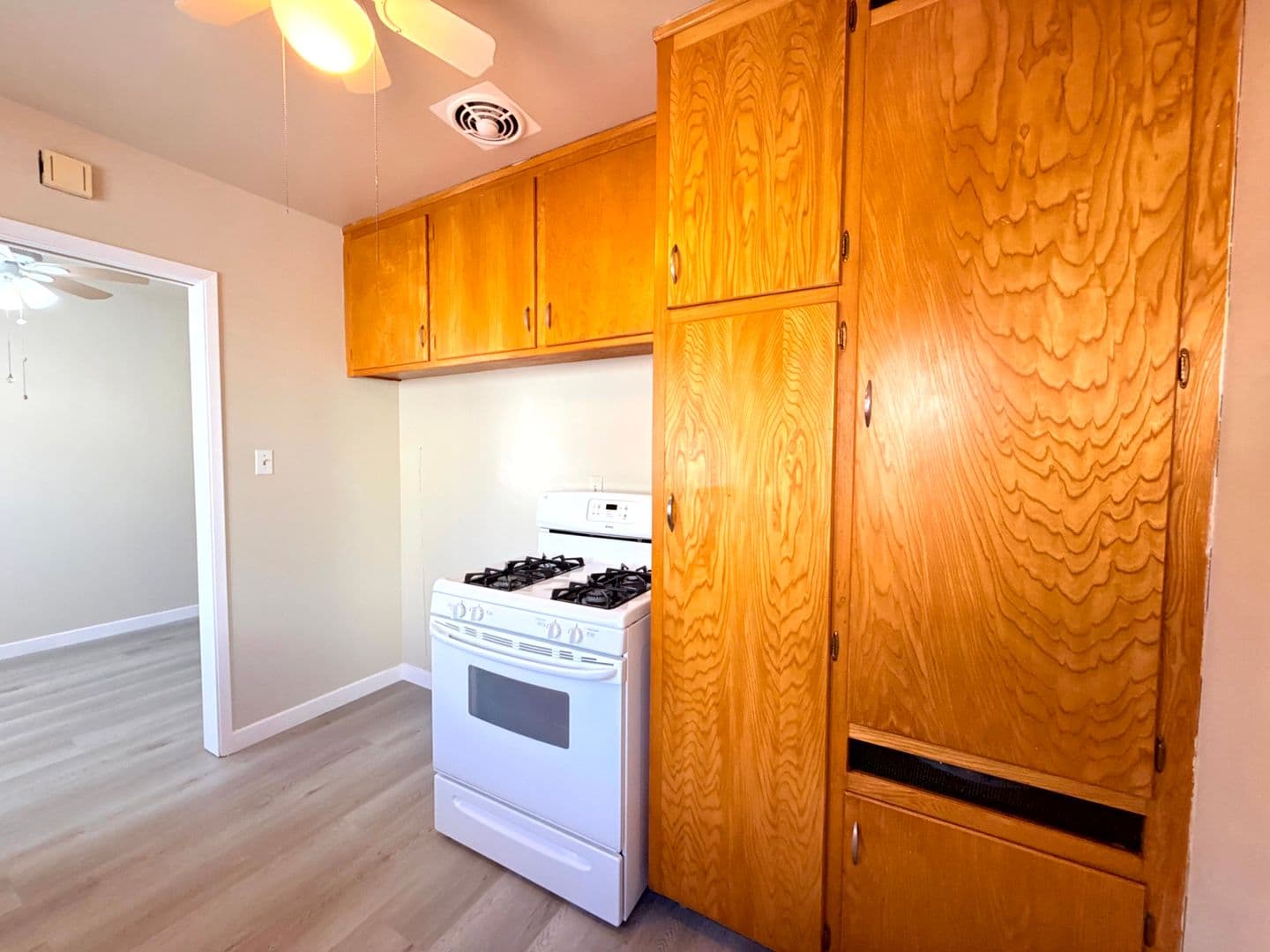 Burbank Apartment: 318 N. 7th St.