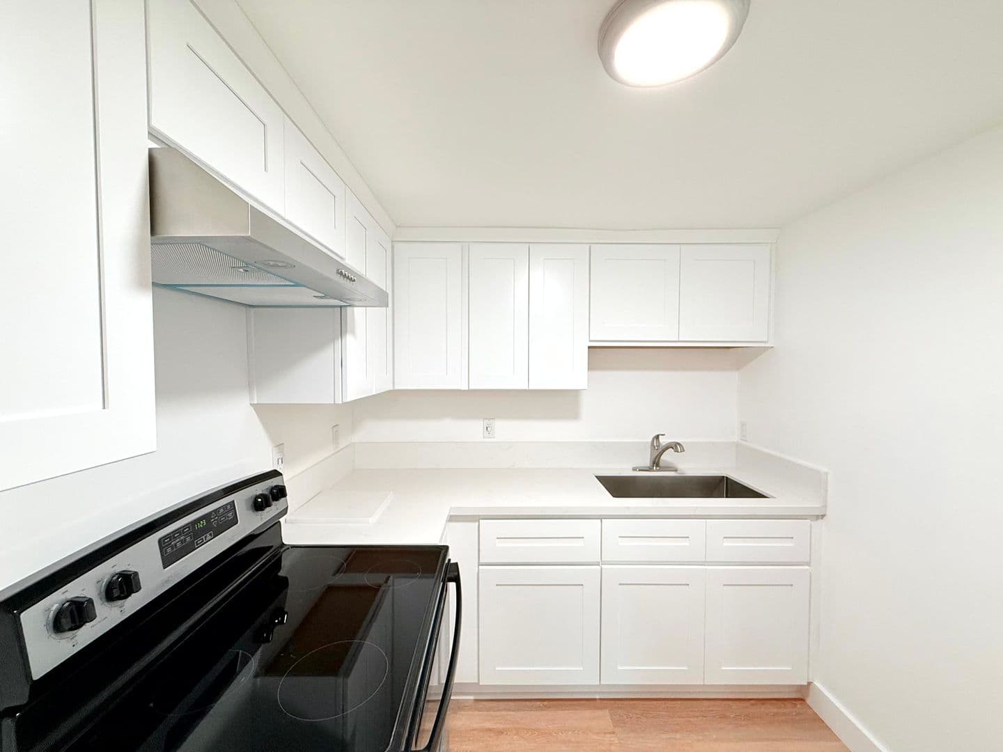 Los Angeles Apartment: 1715 Westmoreland Blvd