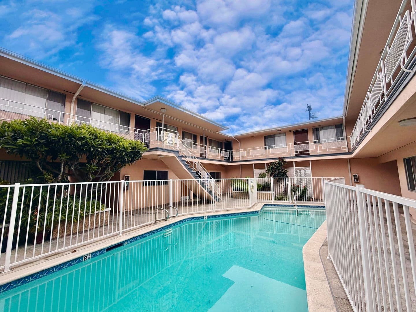 Los Angeles Apartment: 956 Wilcox Avenue
