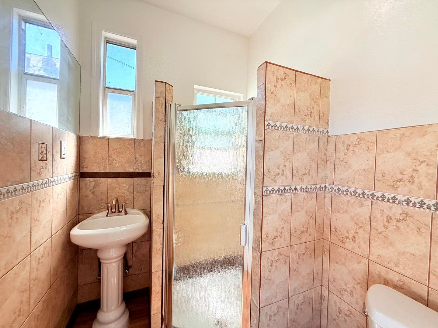 Los Angeles Apartment: 1870 & 1872 Daly Street
