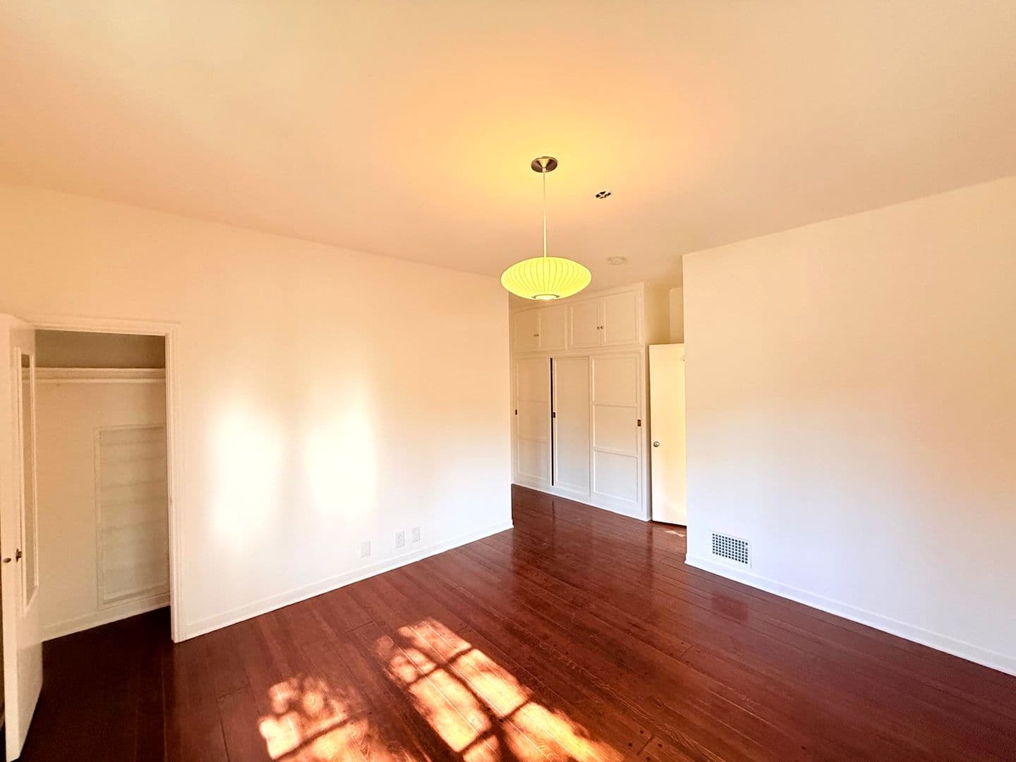 Los Angeles Apartment: 7660 Hollywood Boulevard