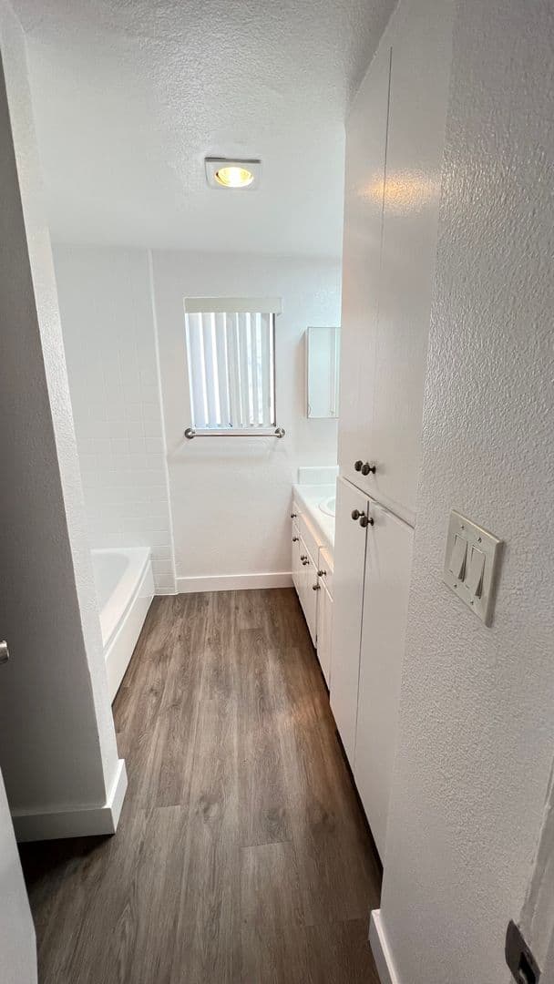 Northridge Apartment: 9600 Reseda Blvd