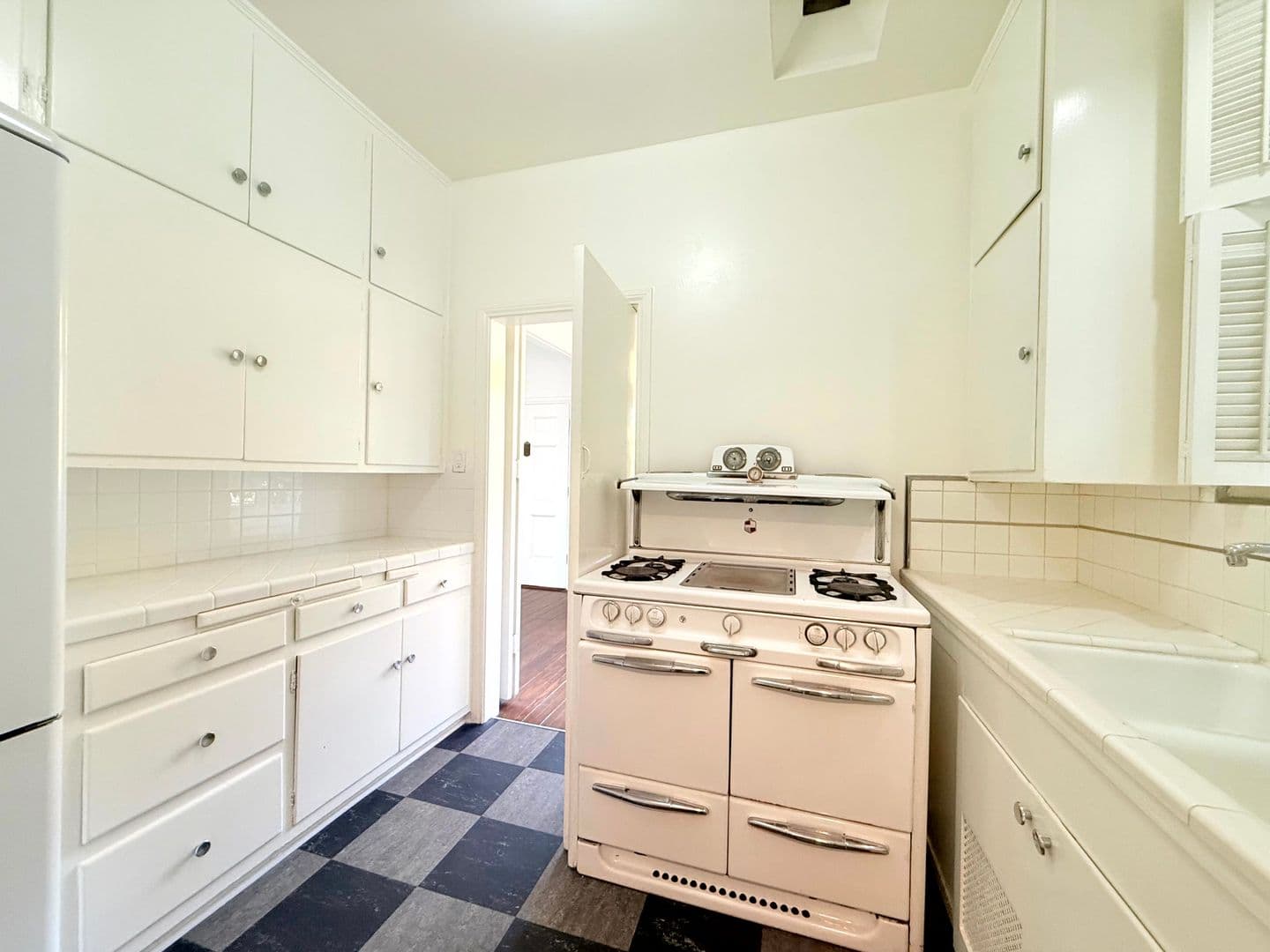 Los Angeles Apartment: 7660 Hollywood Boulevard