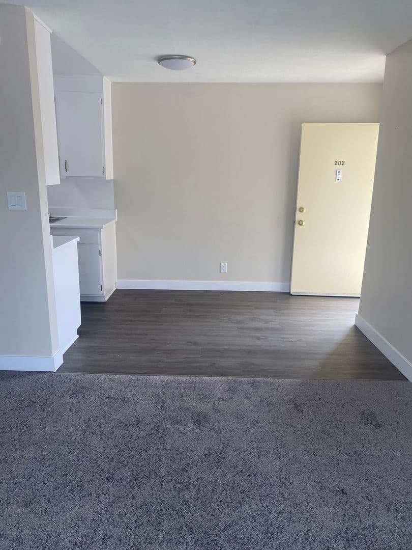 Winnetka Apartment: 20258 Roscoe Blvd