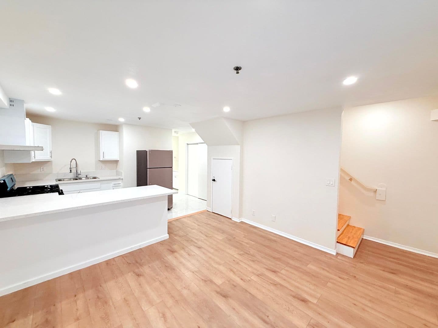 Los Angeles Apartment: 432 N Kingsley Dr.