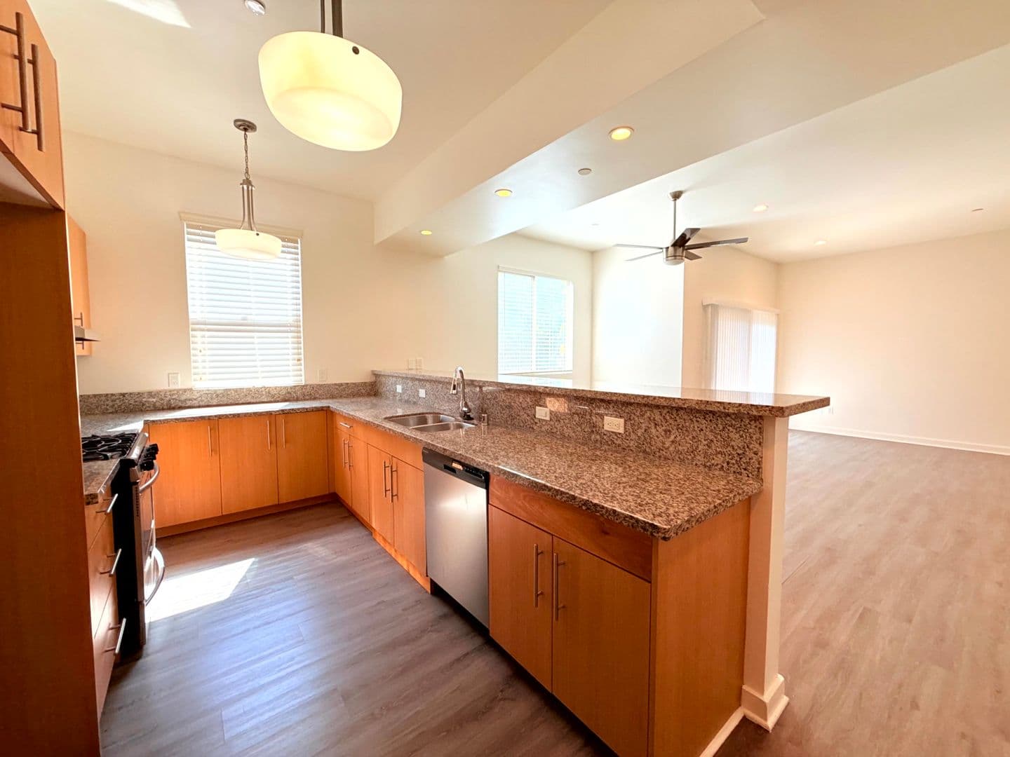 Van Nuys Apartment: 6428 Woodley Avenue