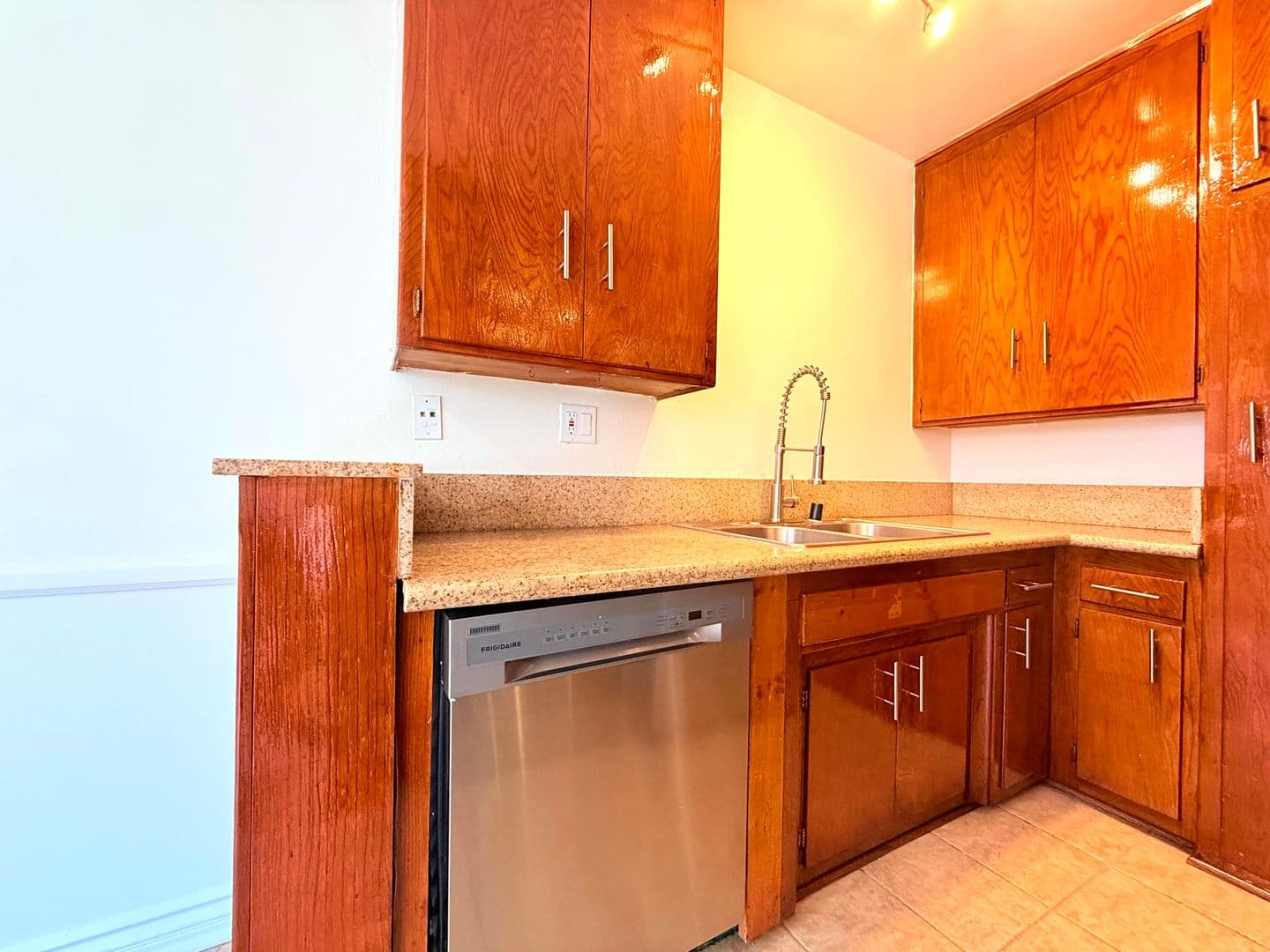 Los Angeles Apartment: 5618 Harold Way