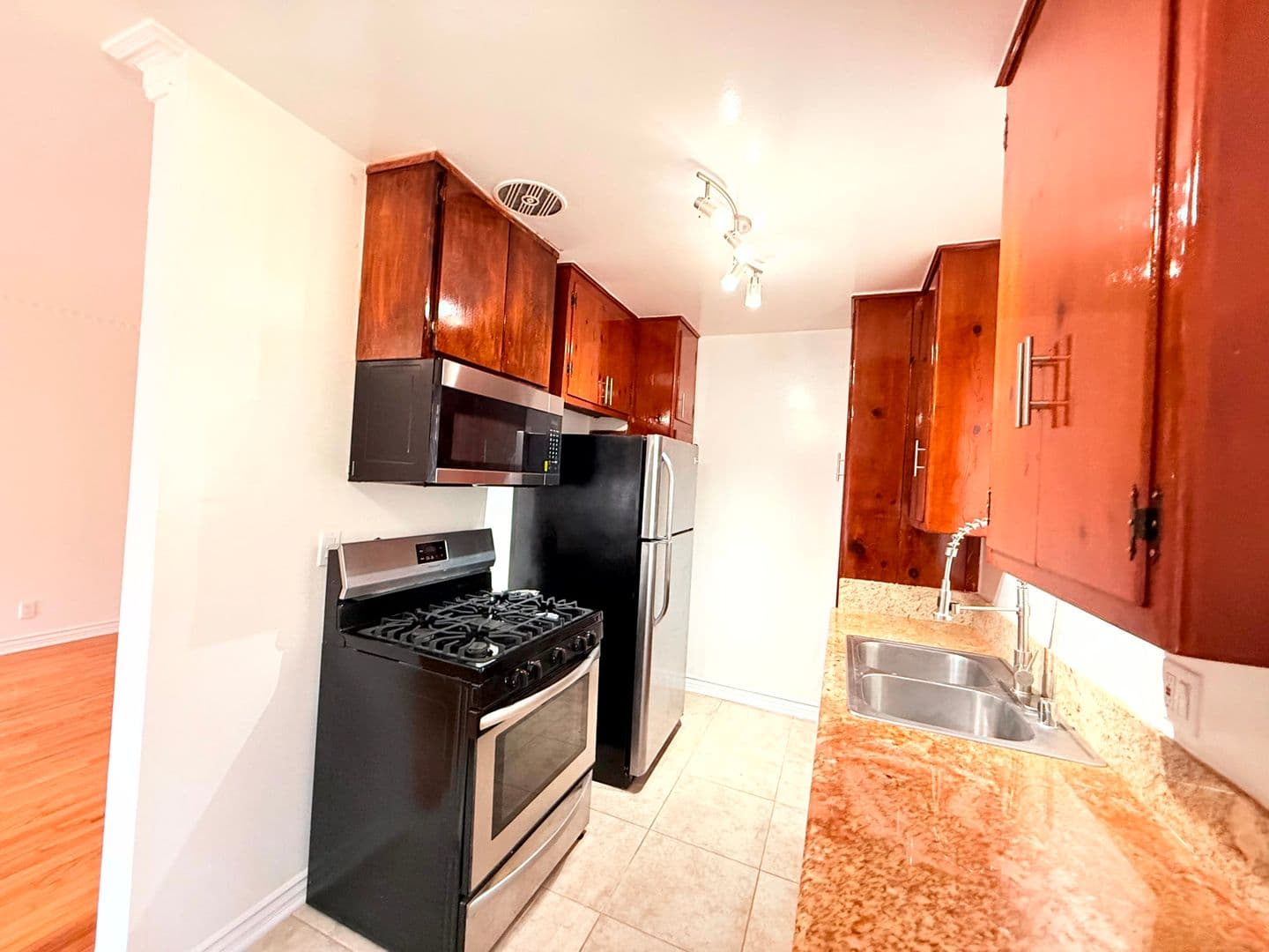 Los Angeles Apartment: 6543 La Mirada Avenue