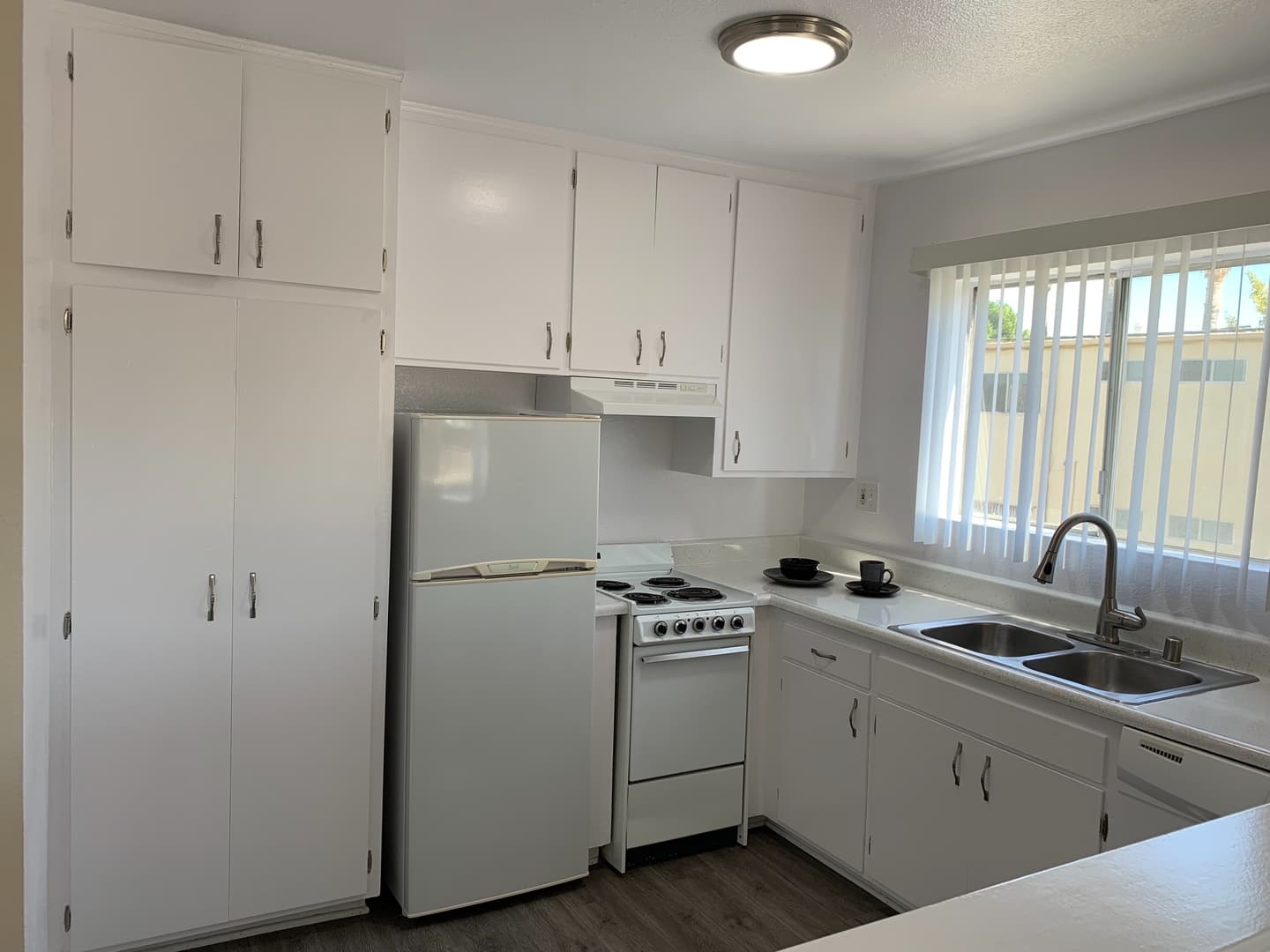 Northridge Apartment: 9600 Reseda Blvd