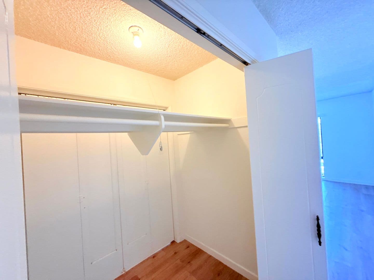Los Angeles Apartment: 1275 Barry Avenue