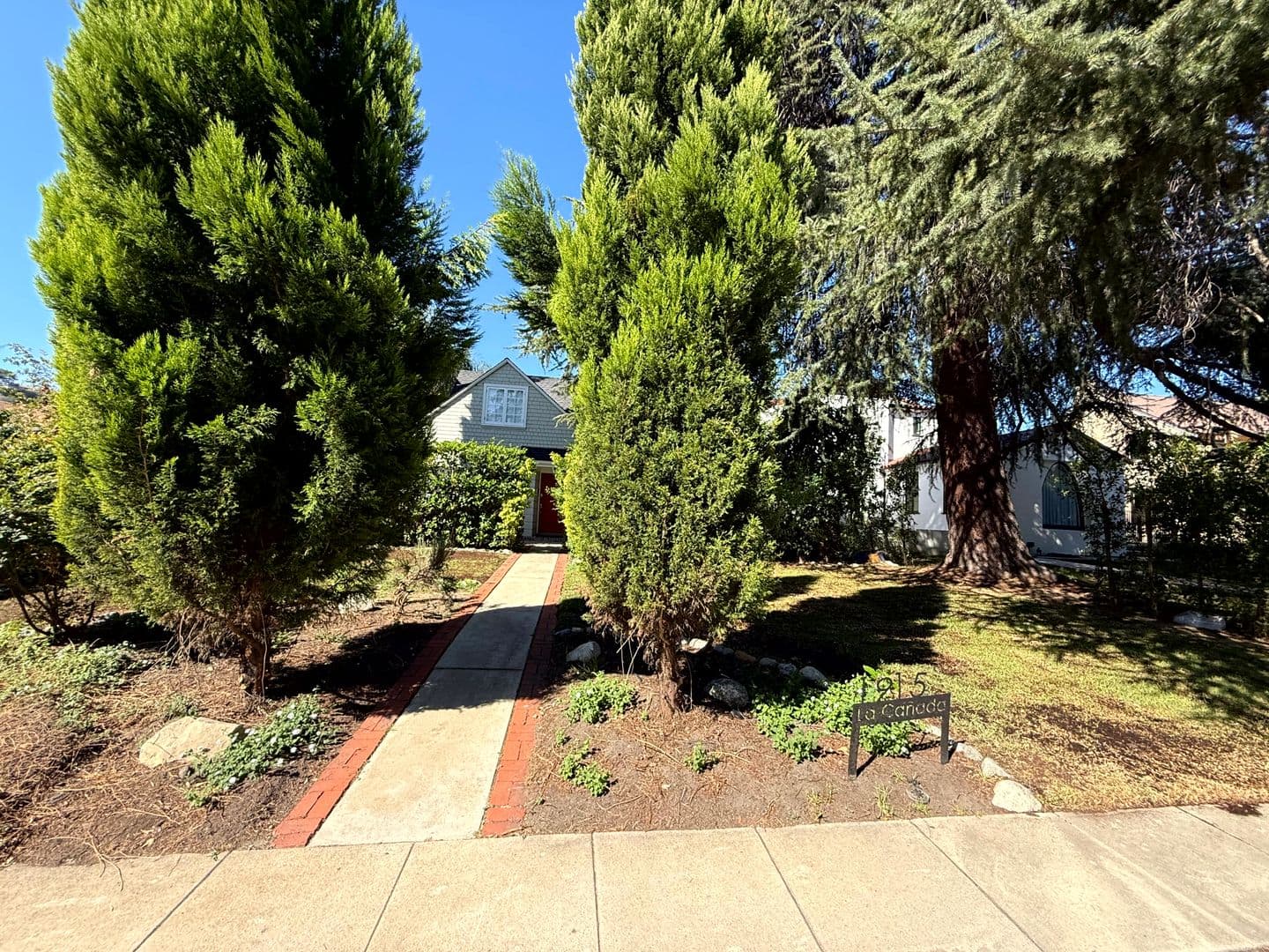 Glendale House: 1915 Canada Boulevard