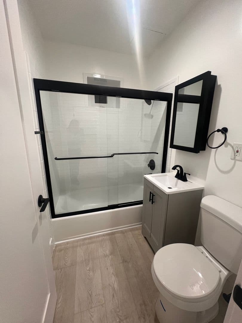 Los Angeles Apartment: 676 Shatto Place