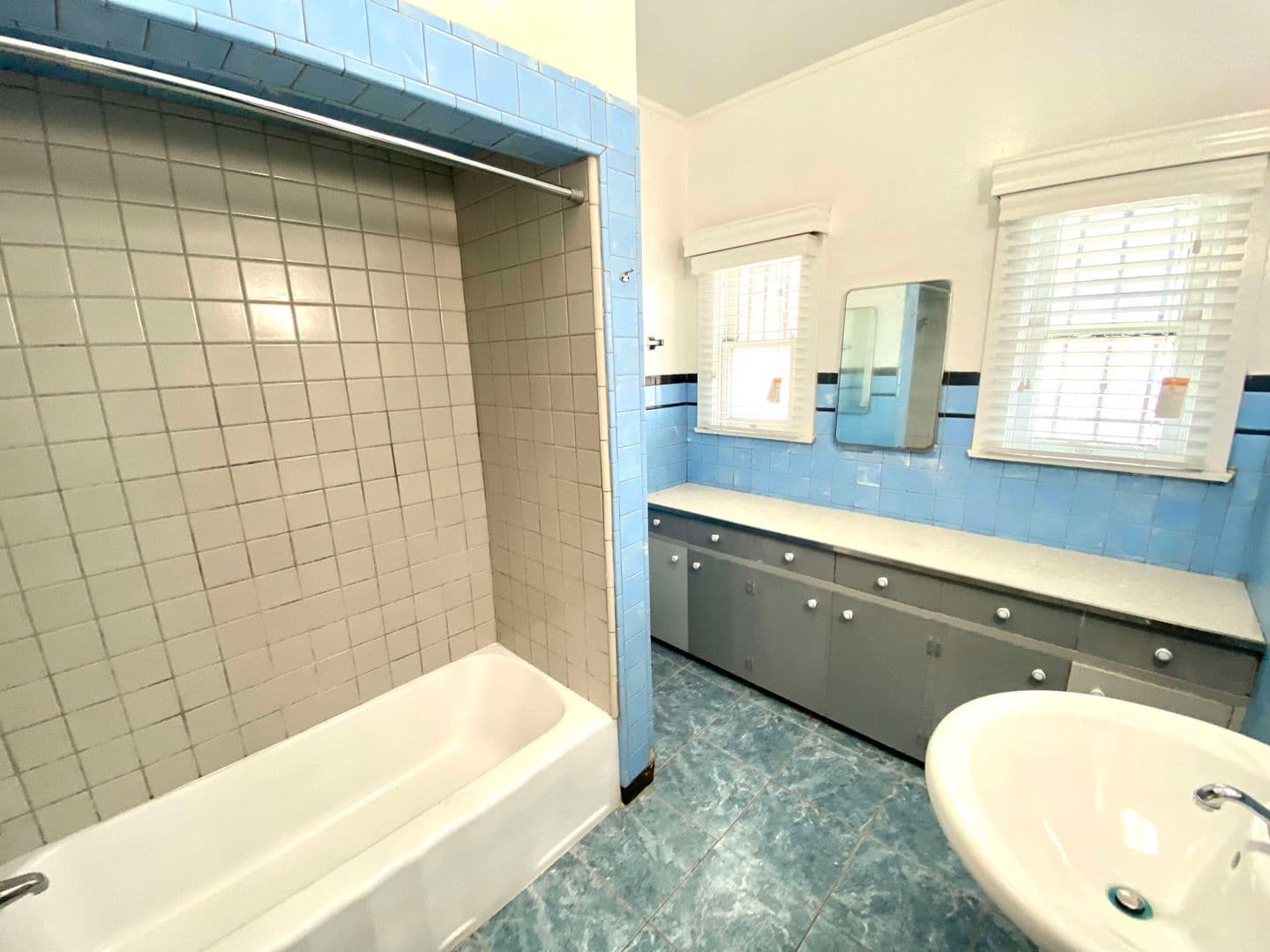 Los Angeles House: 1513 W 45th St
