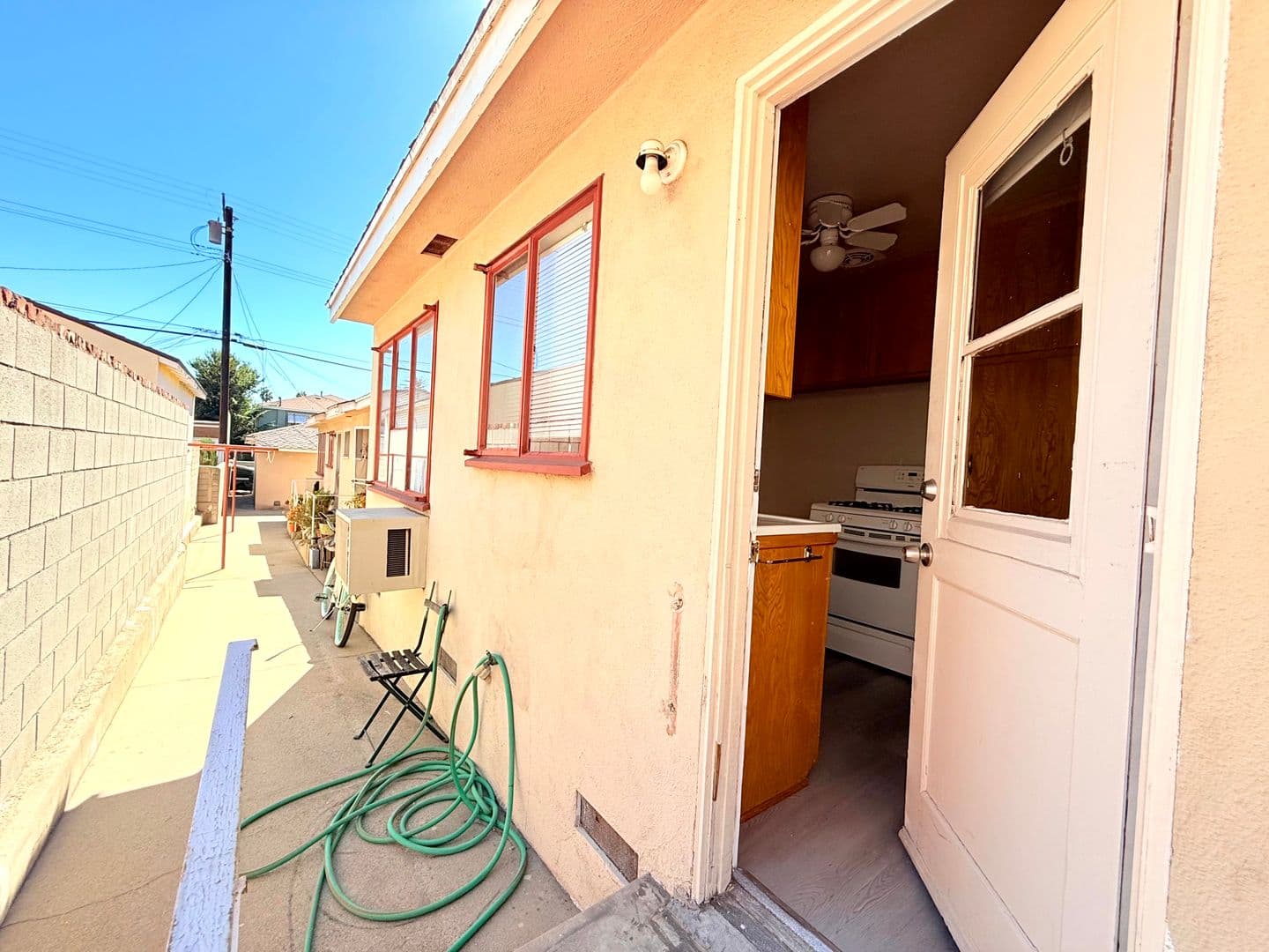 Burbank Apartment: 318 N. 7th St.