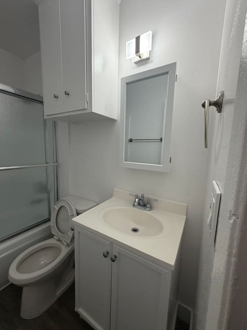 Canoga Park Apartment: 8340 Northgate Ave