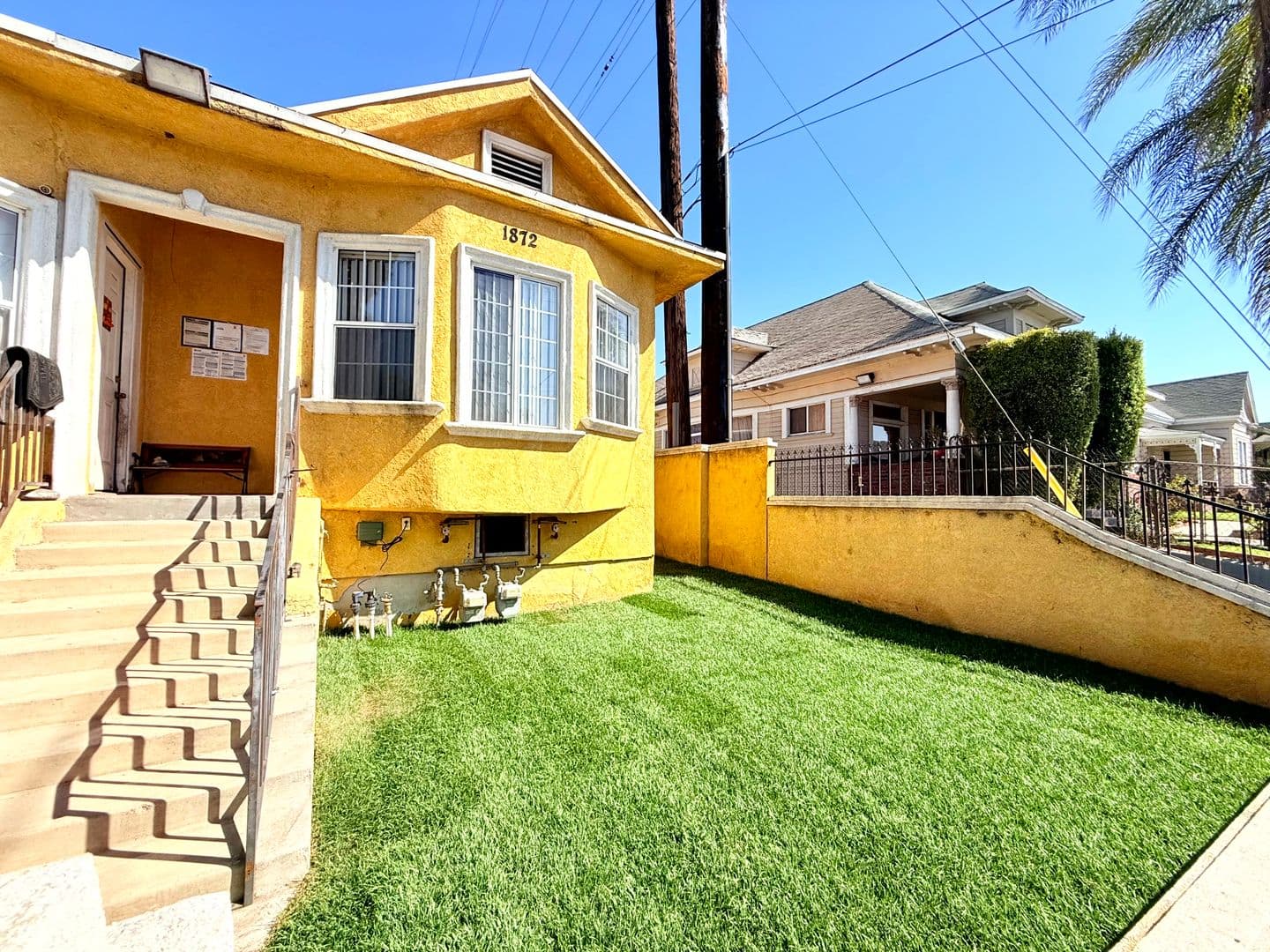 Los Angeles Apartment: 1870 & 1872 Daly Street