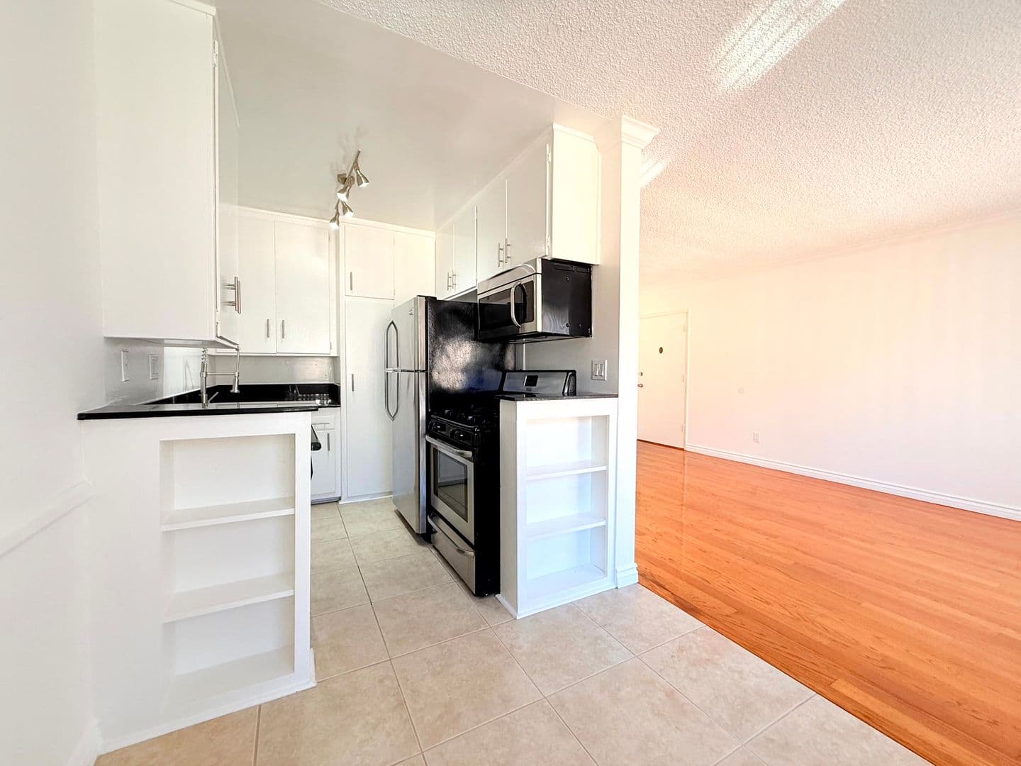 Los Angeles Apartment: 5618 Harold Way