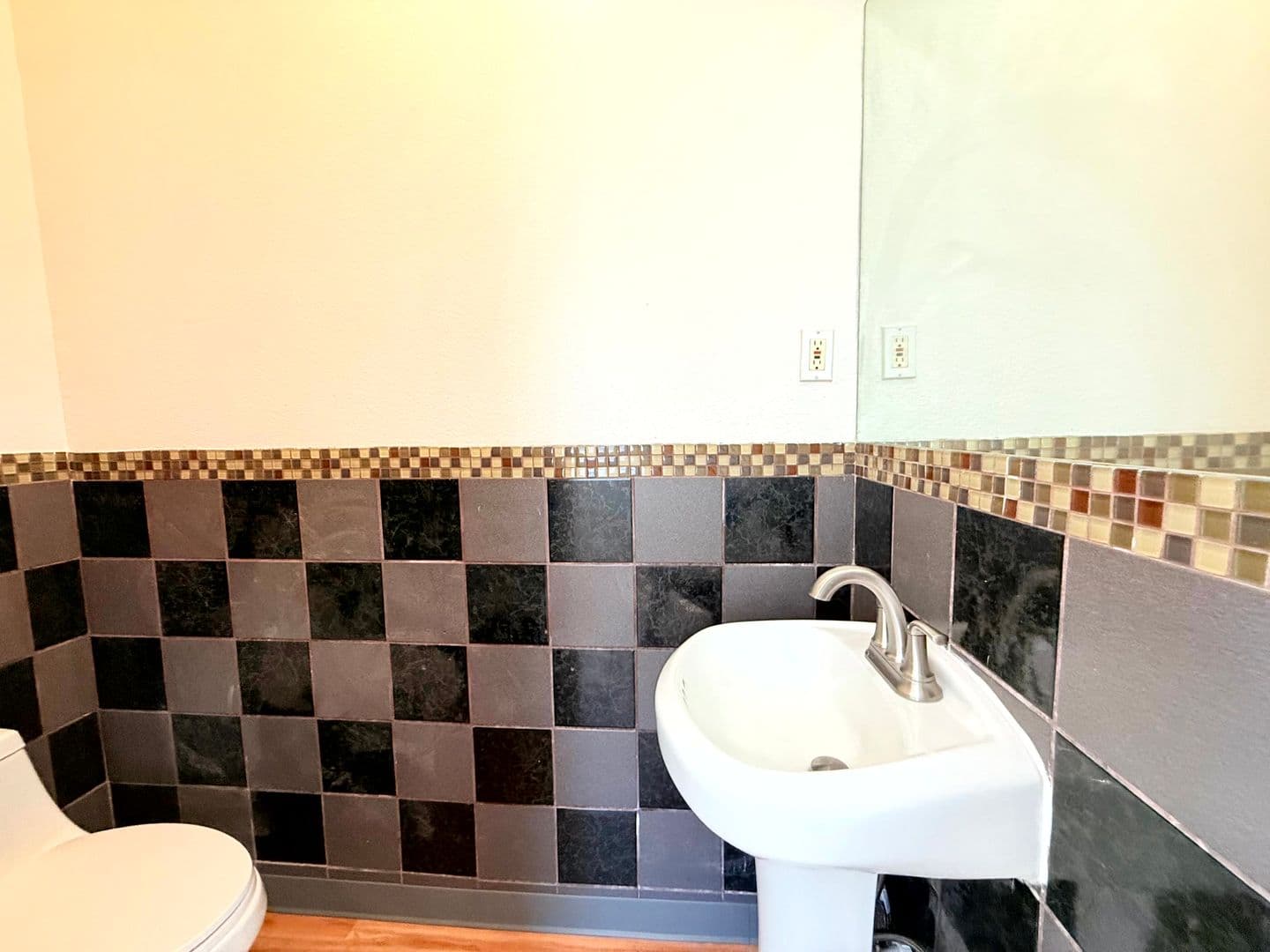 Los Angeles Apartment: 1870 & 1872 Daly Street