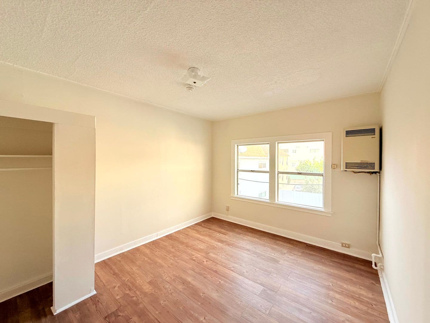 Los Angeles Apartment: 1614 N. Kenmore Avenue