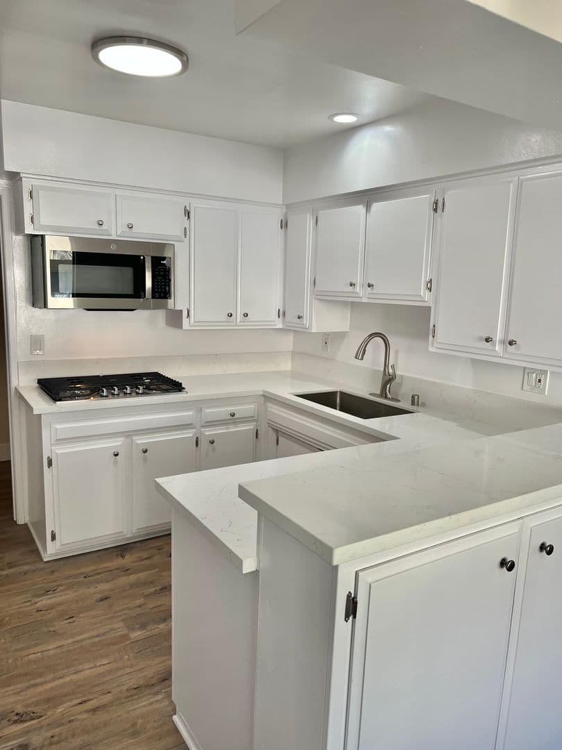Sherman Oaks Apartment: 4647 Vista Del Monte