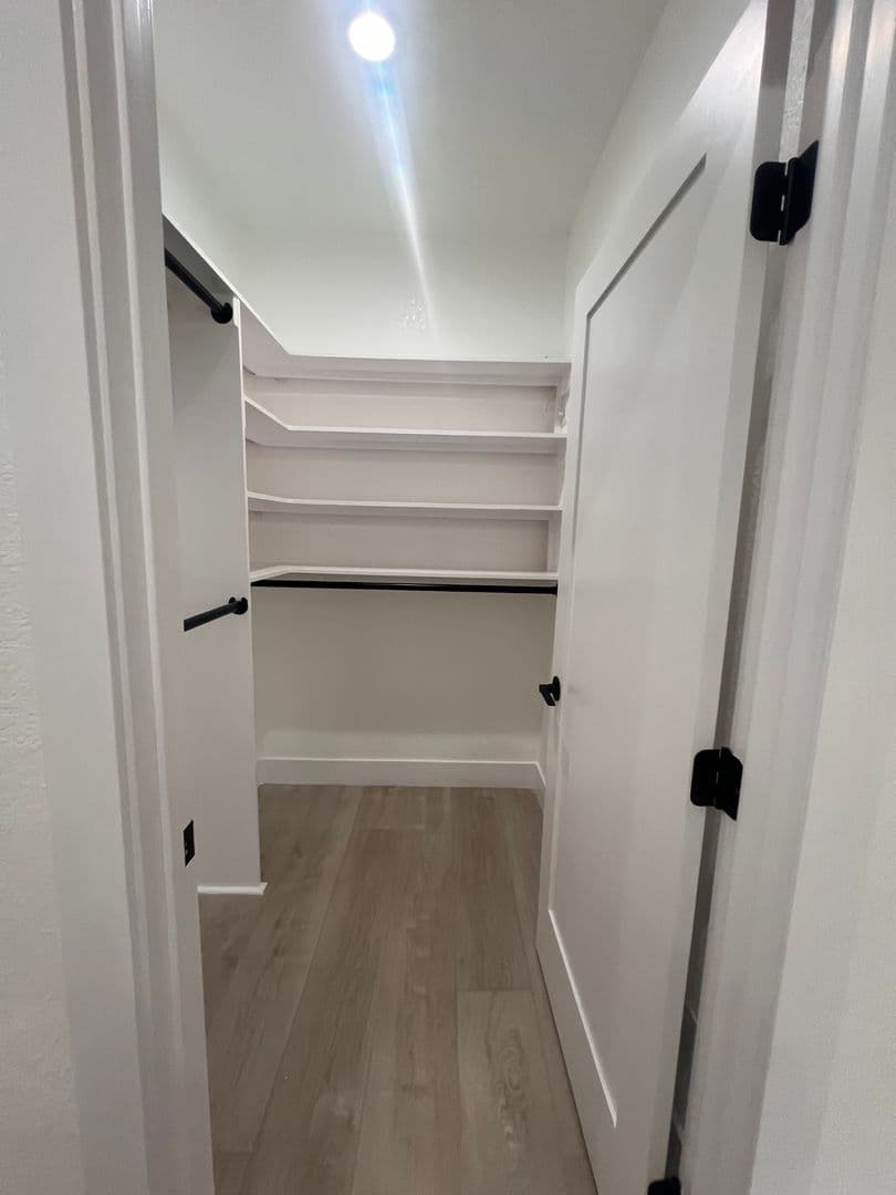 Los Angeles Apartment: 676 Shatto Place