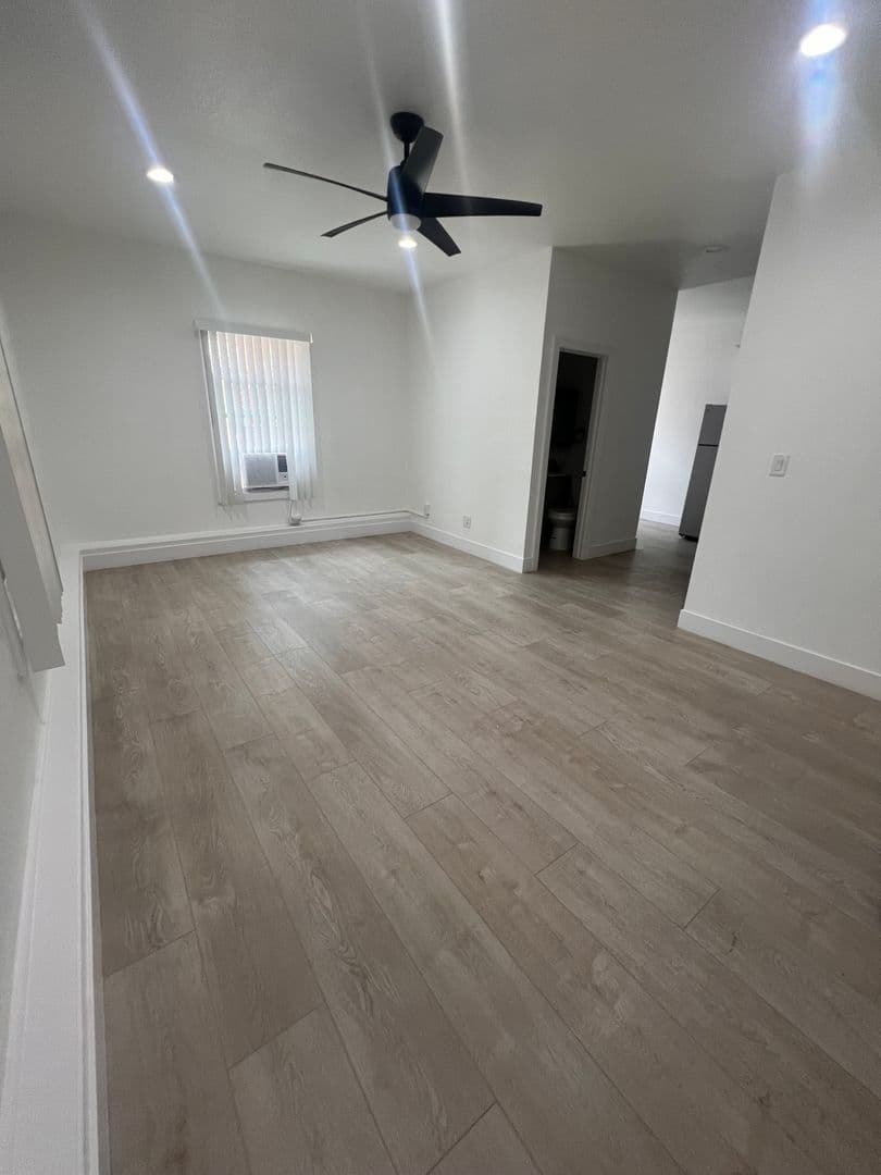 Los Angeles Apartment: 676 Shatto Place