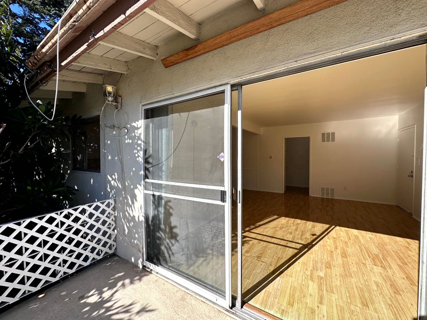 Van Nuys Apartment: 5748 Hazeltine Ave.