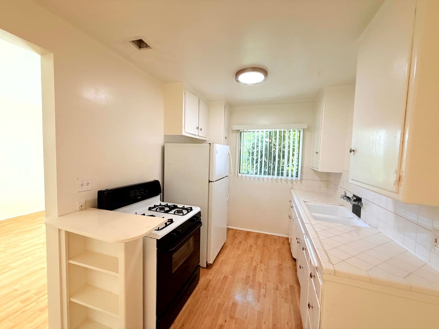 Van Nuys Apartment: 5748 Hazeltine Ave.
