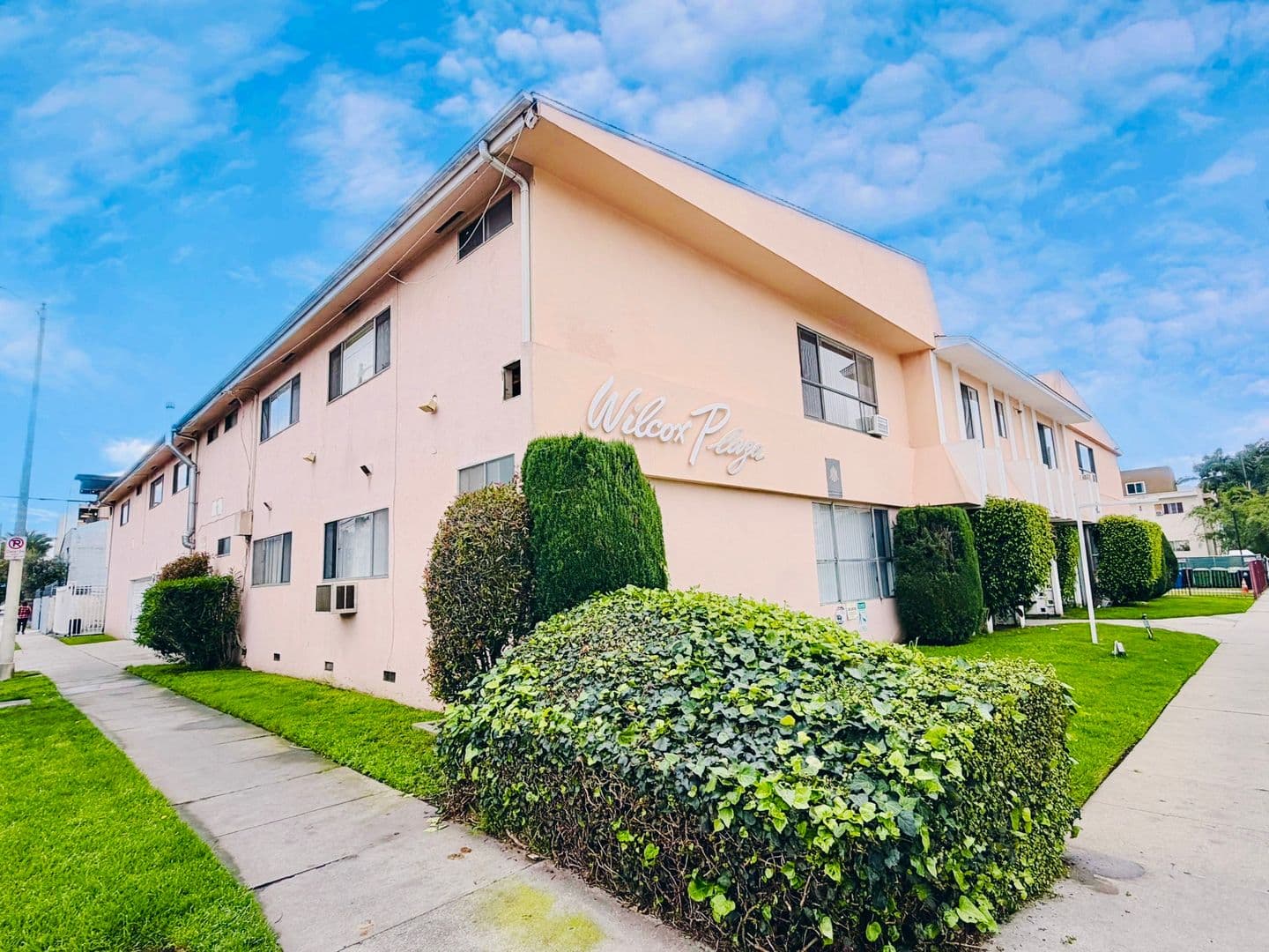 Los Angeles Apartment: 956 Wilcox Avenue
