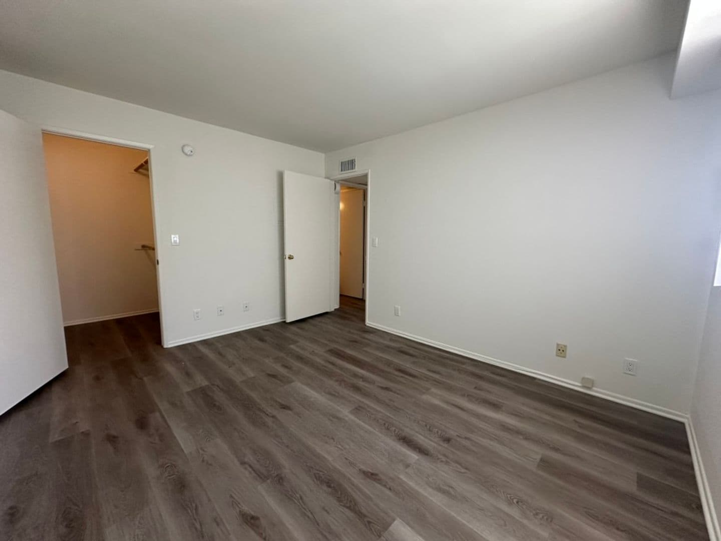 Sherman Oaks Apartment: 4513 Woodman Avenue