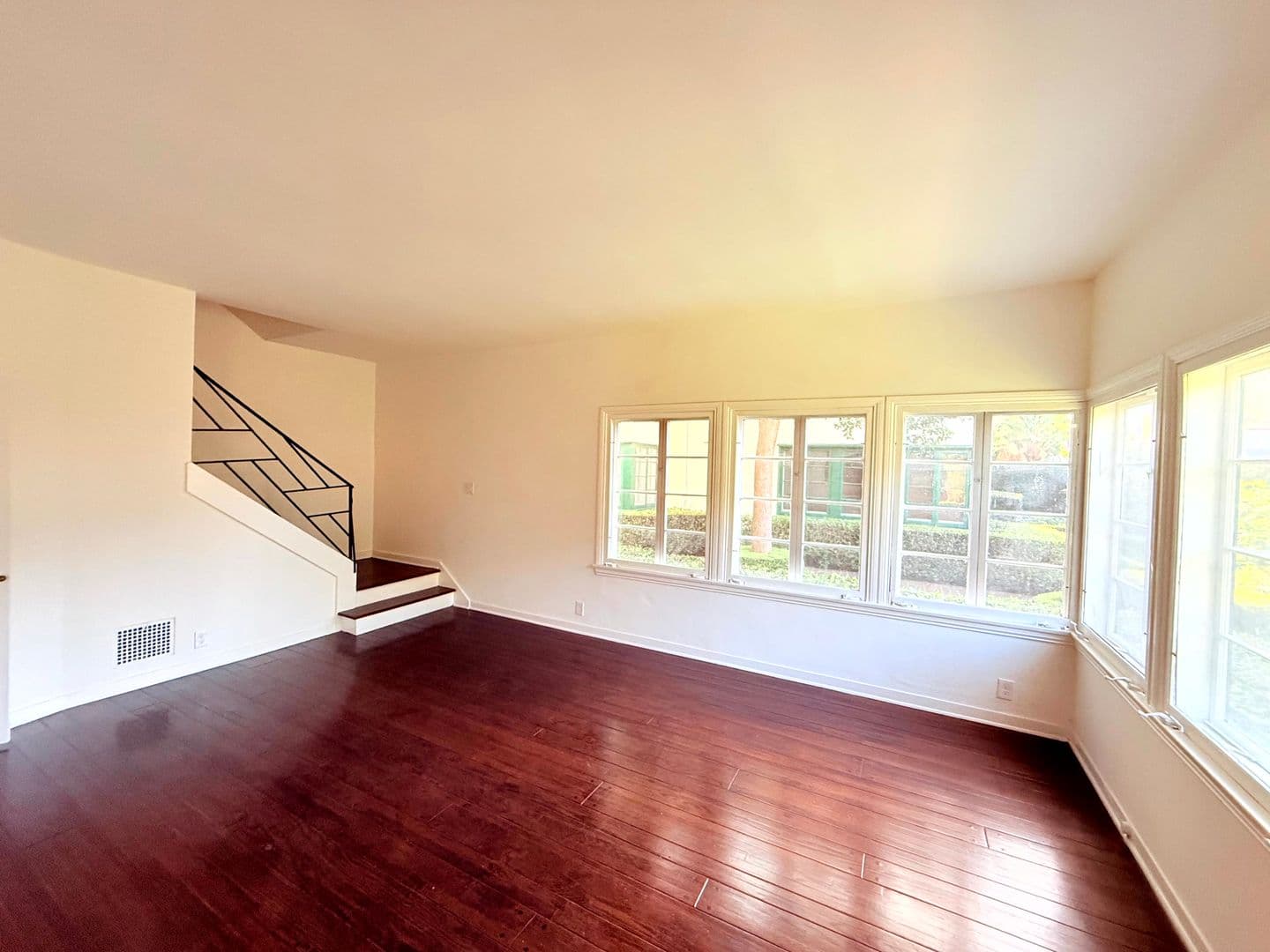 Los Angeles Apartment: 7660 Hollywood Boulevard