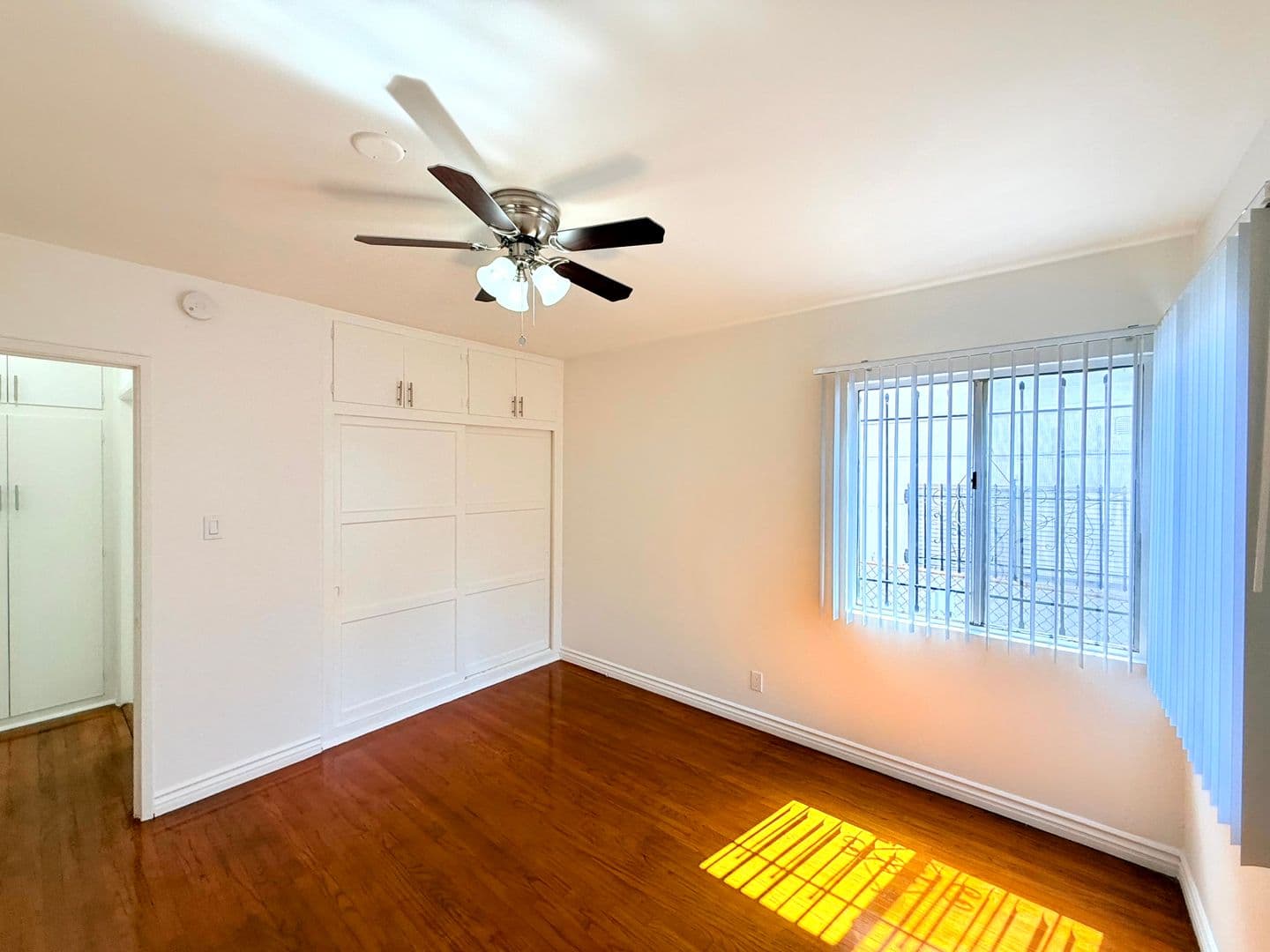 Los Angeles Apartment: 4948 Rosewood Avenue