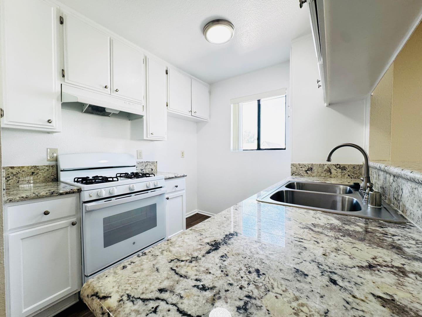 Reseda Apartment: 7259 Baird Avenue