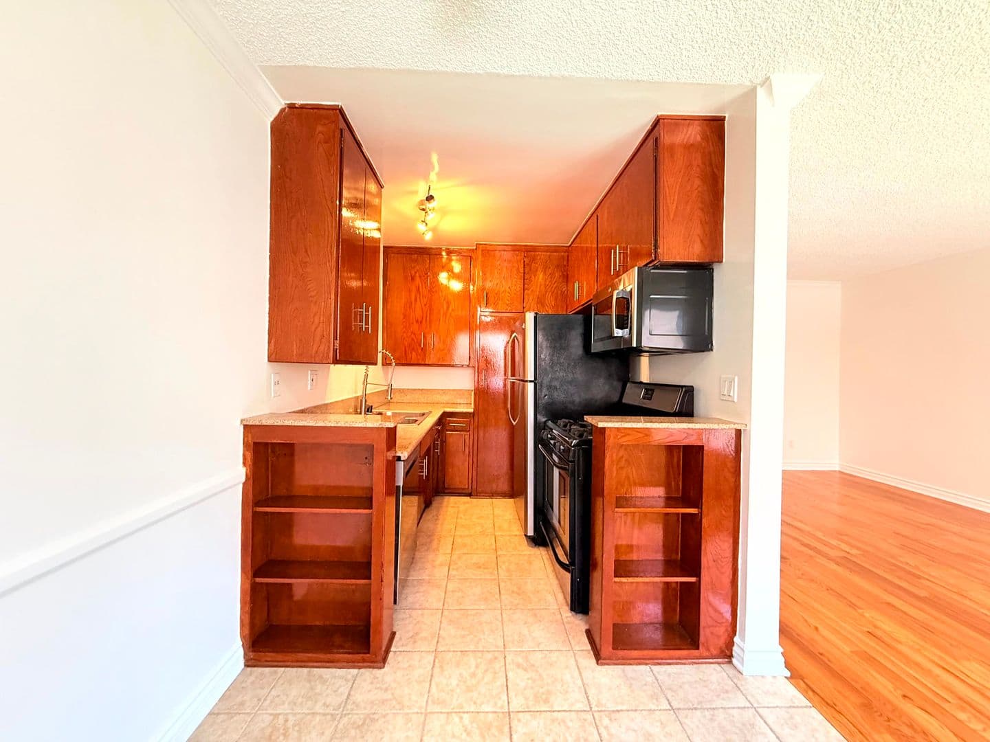 Los Angeles Apartment: 5618 Harold Way