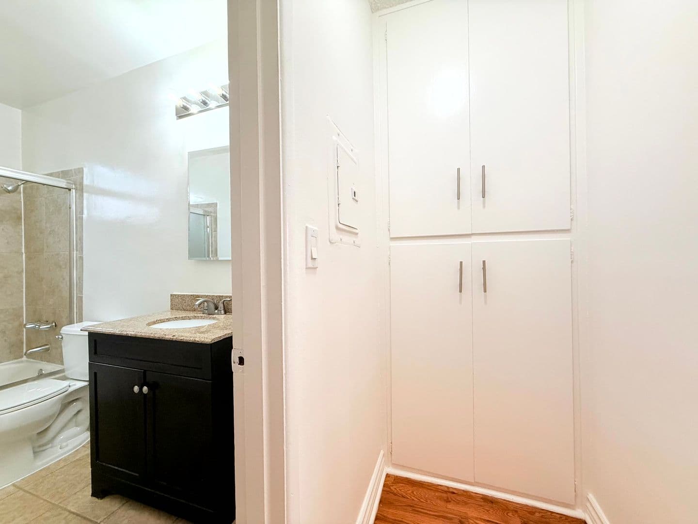 Los Angeles Apartment: 5618 Harold Way
