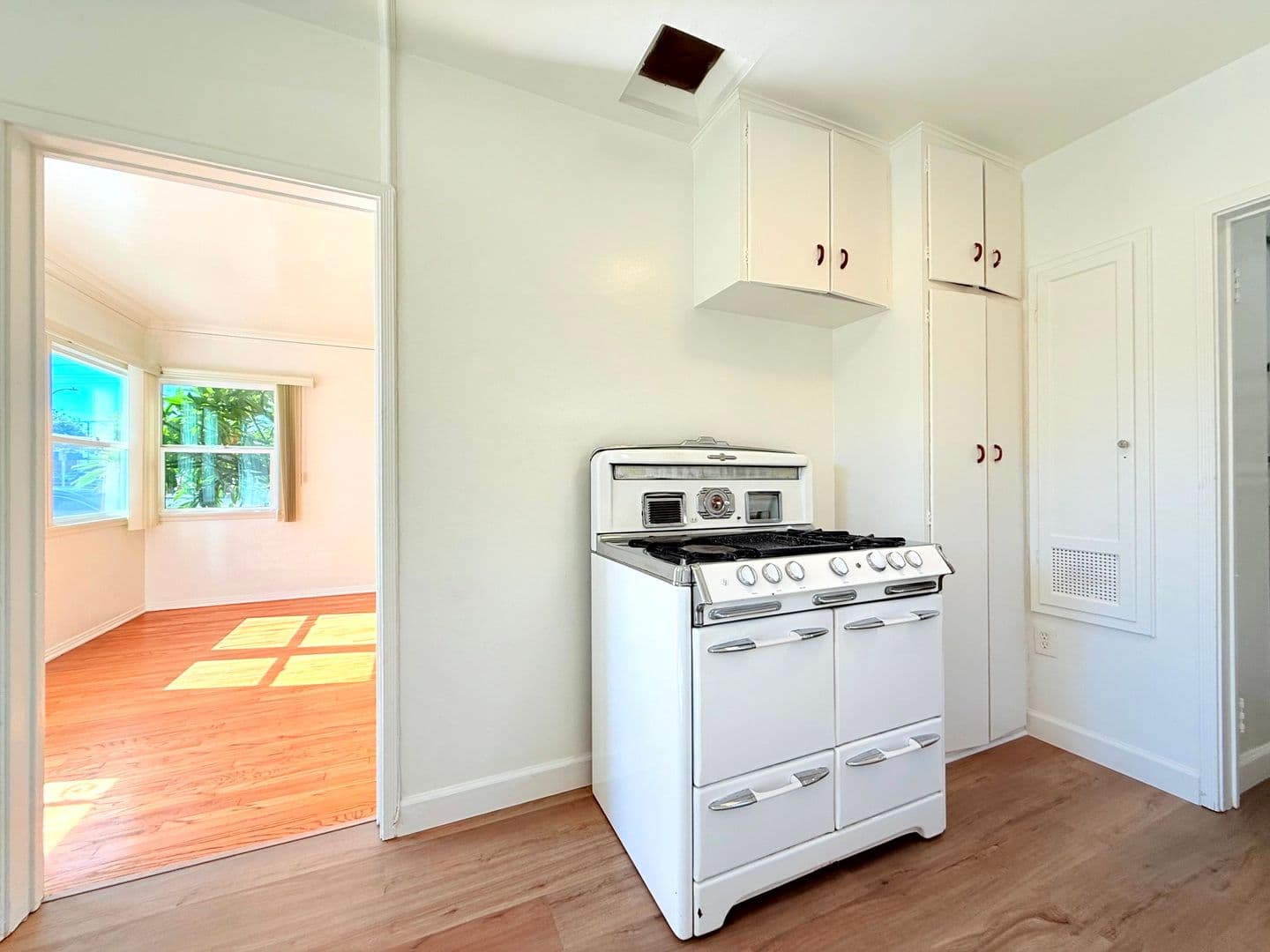Los Angeles Apartment: 3531-3541 12th Avenue